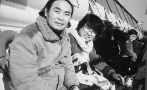 1984년 프랑스 파리로 함께 여행을 떠난 코미디언 이주일과 조용필. [중앙포토]