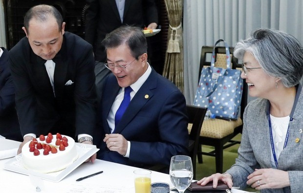 아베 총리의 깜짝 선물에 웃음 짓는 문 대통령 (사진=연합뉴스)
