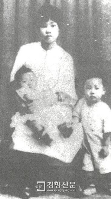 마오쩌둥의 혁명동지이자 두번째 부인인 양카이후이와 두 아들(마오안잉과 마오안칭). 이 가운데 장남인 안잉은 1950년 한국전쟁 때 미군의 소이탄에 희생됐다.