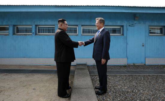 문재인 대통령과 김정은 북한 국무위원장이 27일 경기도 파주 판문점 군사분계선에서 만나 인사 나누고 있다.