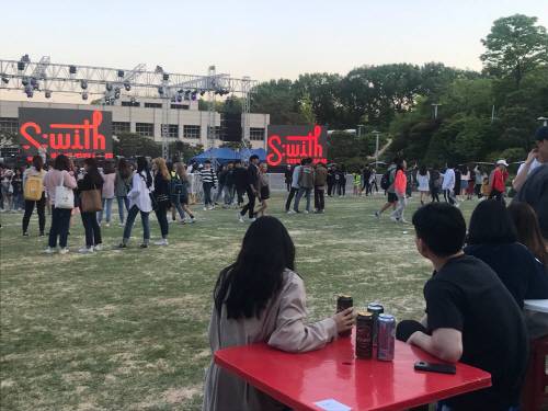 주점이 사라진 성균관대 축제. 교내에서 술을 팔지 않아 외부 매장에서 수입맥주를 사 온 한 커플이 공연을 관람하고 있다. [사진 = 김민지 인턴기자]