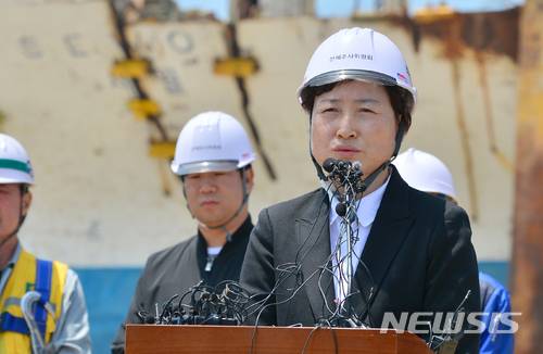 【목포=뉴시스】류형근 기자 = 10일 오후 12시10분께 전남 목포시 목포신항에서 옆으로 누워 있었던 세월호 직립에 성공한 가운데 미수습자 양승진 교사의 부인 유백형씨가 "미수습자 5명 수색"을 요구하고 있다. 2018.05.10.  hgryu77@newsis.com