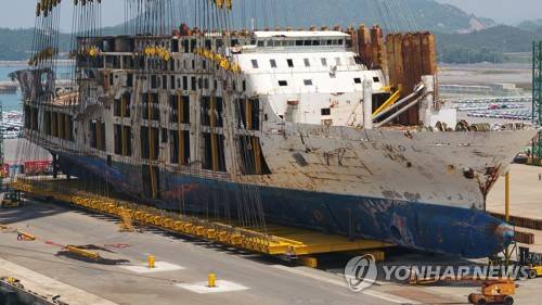 4년 만에 다시 일어선 세월호 (목포=연합뉴스) 김도훈 기자 = 10일 오전 전남 목포시 목포신항에서 세월호가 완전 직립에 성공, 참사 4년여 만에 바로 세워졌다.     superdoo82@yna.co.kr