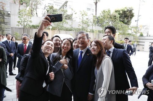 주일 대사관 직원들과 기념 촬영하는 문 대통령 (도쿄=연합뉴스) 황광모 기자 = 한·일·중 정상회의 참석차 일본 도쿄를 방문한 문재인 대통령이 9일 오후 도쿄 미나미아자부에 위치한 주일 한국대사관을 방문해 직원들과 기념 촬영을 하고 있다. 2018.5.9       hkmpooh@yna.co.kr