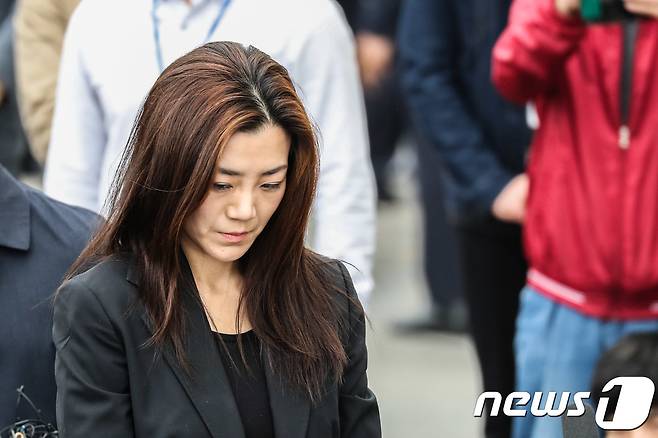 물벼락 갑질'로 물의를 일으킨 조현민 전 대한항공 전무가 1일 오전 서울 강서경찰서에서 피의자 신분으로 출석하고 있다. 2018.5.1/뉴스1 © News1 성동훈 기자