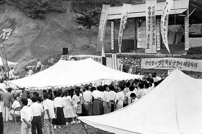 ‘거창 민간인 학살 사건’ 현장에서 유가족들만으로 치러진 위령제. <한겨레> 자료 사진.