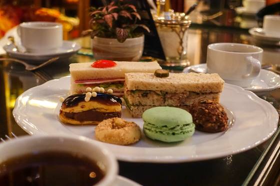 페라 팰리스 호텔은 '애프터눈 티'도 유명하다. 약 2만7000원으로 마카롱과 샌드위치, 홍차 등을 맛볼 수 있다.