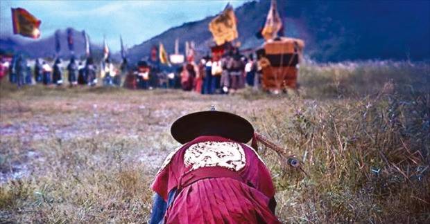 임진왜란 당시 서울을 버리고 떠나는 선조의 어가 행렬과 그 모습을 바라보는 광해군의 뒷모습. 지난해 개봉한 영화 ‘대립군’의 한 장면이다.