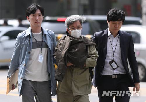 【서울=뉴시스】고승민 기자 = 댓글 여론 조작 혐의로 구속 기소된 '드루킹' 김모씨가 추가조사를 위해 11일 오전 서울지방경찰청으로 호송되고 있다. 2018.05.11. kkssmm99@newsis.com