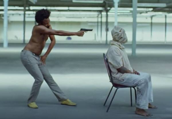 'This Is America'의 뮤직비디오 초반부 한 장면. 부자연스러운 차일디시 감비노의 동작에 대해 19세기 인종 차별의 상징적인 캐릭터 짐 크로(Jim Crow)를 은유했다는 주장이 있다. ⓒDonald Glober