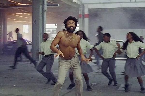 'This is America' 뮤비 속 춤추는 차일디시 감비노. 영상 속 등장하는 춤은 11개의 최신 동작으로 이루어졌다.  ⓒDonald Glober