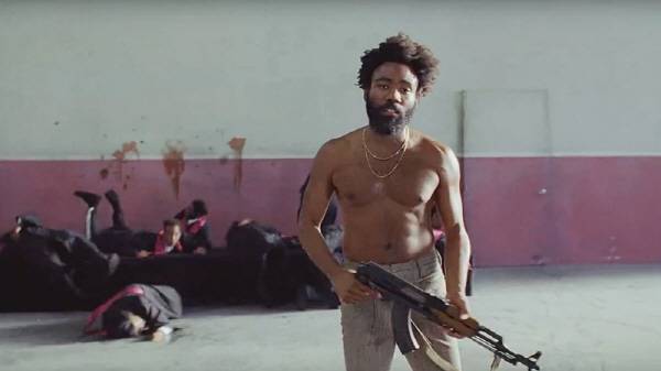 'This Is America' 뮤직비디오 속 한 장면. 춤추고 노래하는 성가대를 돌연 모두 쏴죽이는 차일디시 감비노. ⓒDonald Glober Youtube