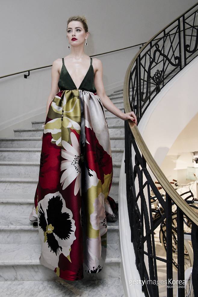 배우 앰버 허드가 제71회 칸 국제영화제 ‘쏘리 앤젤’ 레드카펫에 섰다. 게티이미지코리아