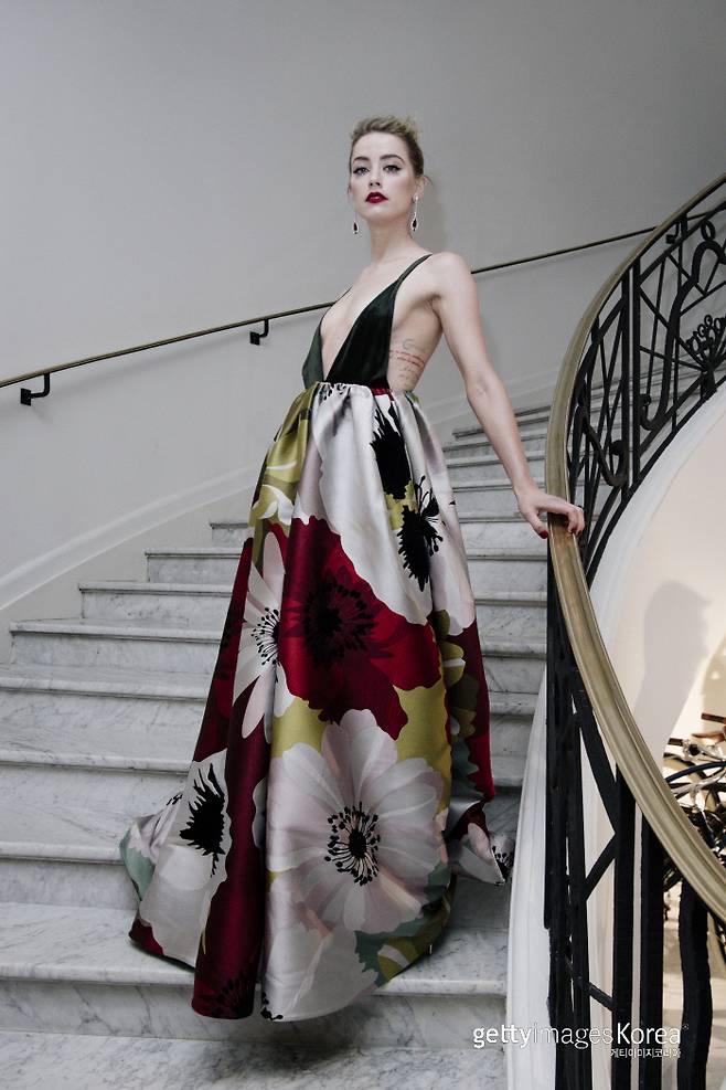 배우 앰버 허드가 제71회 칸 국제영화제 ‘쏘리 앤젤’ 레드카펫에 섰다. 게티이미지코리아