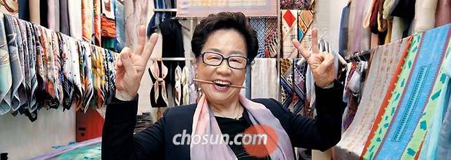 ‘스카프 장사의 신’으로 불리는 이순희씨가 매장에서 연필을 입에 물었다. “동대문시장에서 장사로 일어서려면 무뚝뚝한 표정을 이렇게 웃는 쪽으로 바꿔야 했다”며 “남들은 내가 비싼 화장품 쓰는 줄 알지만, 매끈한 피부의 비결은 쌀뜨물 세수”라고 했다. 올가을엔 박사과정에 진학할 계획이다. / 박상훈 기자