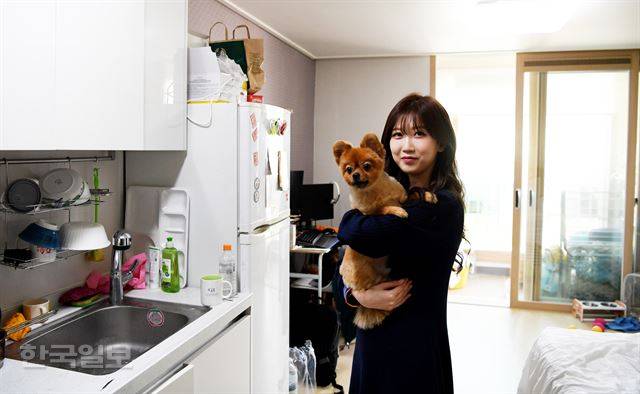 웹디자이너 안은주씨는 행복주택 입주 전 건대입구, 쌍문동 등을 오가며 벌레, 곰팡이에 시달리고, 술 취한 남성들을 피해 다니는 불안감에 살면서도 전세 4,000만원에 월세 32만원 이상을 감당해야 했다. 김주성 기자