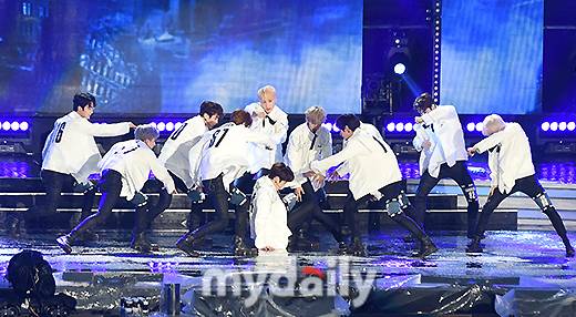 ▲ 더보이즈 '무대가 너무 위험해'