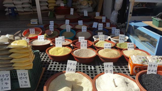 여러 가지 잡곡들. ⓒ한미숙