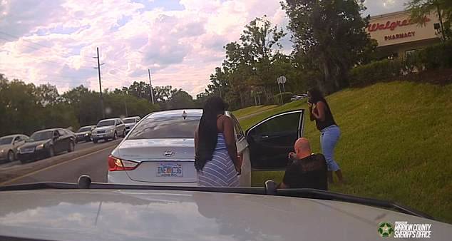 3개월된 아기 킹스턴을 받아든 닉스가 응급처치를 실시하고 있다.