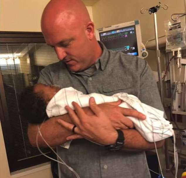 닉슨은 킹스턴이 걱정이 돼 병원을 다시 찾았다.