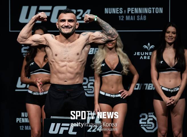 ▲ 계체 실패 상습범 중 하나인 존 리네커도 밝게 웃었다.