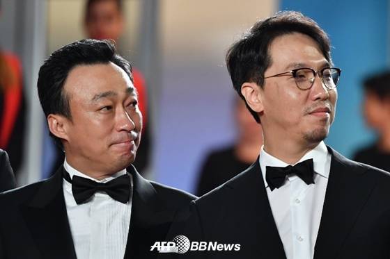 제71회 칸국제영화제 미드나잇 스크리닝에 초청된 '공작'의 레드카펫에 참석한 이성민과 윤종빈 감독. /AFPBBNews=뉴스1