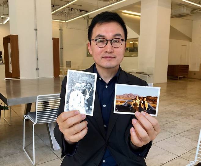 지난 9일 오후 서울의 한 카페에서 영화 <택시운전사>의 주인공 ’만섭’의 실존 인물인 김사복씨의 아들 김승필씨와 만났다. 김씨가 아버지 김사복씨의 생전 모습이 담긴 사진을 들고 있다. 왼쪽 사진은 1975년 ‘재야의 대부’ 함석헌 선생과 김사복씨가 함께 찍은 사진이다. 김사복씨는 택시 운전을 하며 알게 된 외신 기자들에게서 국내 재야 인사들을 소개받았다고 한다. 오른쪽은 1973년 한 독일 기자가 김사복씨의 택시 앞에서 찍은 사진이다.