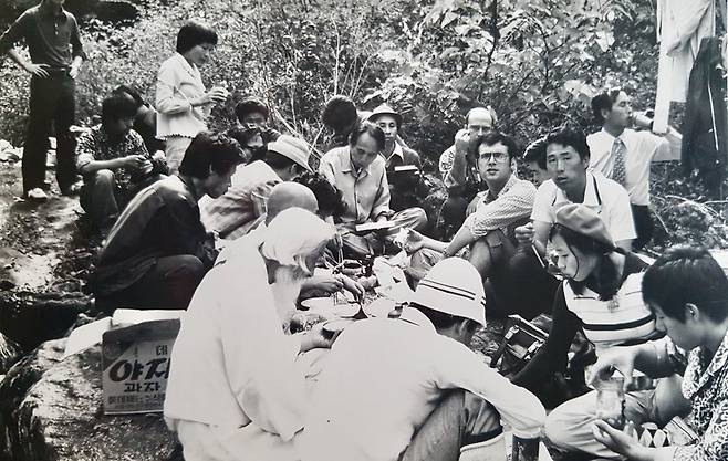 1975년 10월3일 장준하 선생이 의문사한 경기도 포천 약사봉에 김사복씨(오른쪽 세번째에서 정면을 보는 이)와 위르겐 힌츠페터 기자(김사복씨 왼쪽 안경쓴 이)가 함석헌 선생과 함께 답사를 갔던 모습이다. 김승필씨 제공.