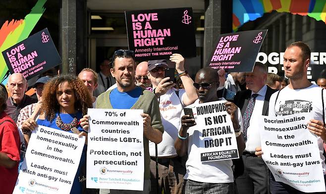 4월 19일 영국 런던에서 LTBP운동가들이 시위를 벌이고 있다. [EPA=연합뉴스]