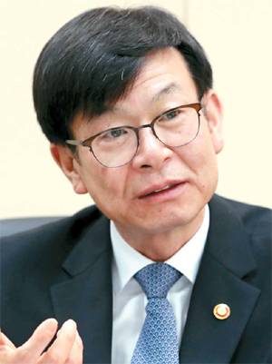 김상조 공정거래위원장이 지난 11일 매일경제와 인터뷰하면서 질문에 답하고 있다. [한주형 기자]