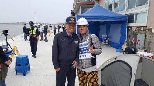 세계일보가 주최한 2018 세계드론낚시대회에 참가한 가수 김건모(오른쪽). 사진=해양경찰 안산파출소 김우현 파출소장