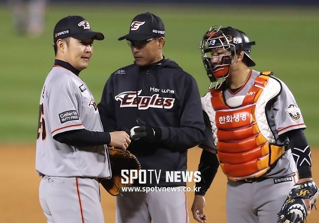 ▲ 마운드에서 송은범과 이야기하고 있는 송진우 투수 코치(가운데) ⓒ한희재 기자