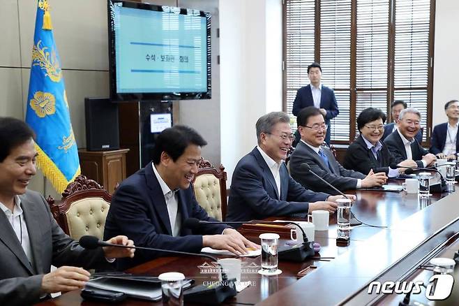 문재인 대통령이 30일 오후 청와대 여민관에서 수석 보좌관 회의를 주재하고 있다. (청와대 페이스북) 2018.4.30/뉴스1