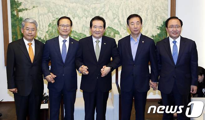 정세균 국회의장과 여야 교섭단체 원내대표가 14일 오전 서울 여의도 국회에서 열린 정례회동에서 손을 맞잡고 있다. 2018.5.14/뉴스1 © News1 안은나 기자