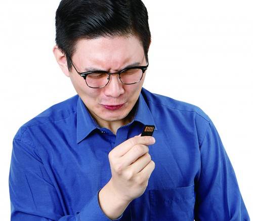 기자가 닌텐도 스위치 게임팩을 직접 맛봤다. 사진에 담긴 표정에서 쓴맛의 강도를 짐작할 수 있다. - 이한철 제공