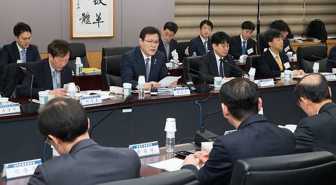 금융위가 업권 관계자들과 간담회를 갖고 있는 모습. 금융위 제공 사진