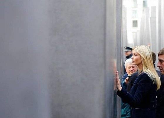 도널드 트럼프 미국 대통령의 딸로 남편을 따라 유대교로 개종한 이방카 트럼프가 독일 베를린의 홀로코스트 기념관을 찾아 숙연한 표정을 짓고 있다. [이방카 트위터]