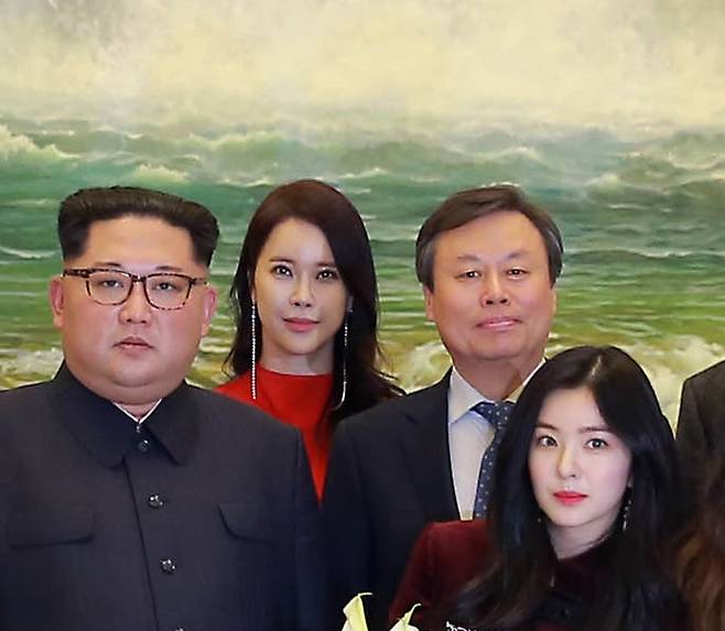도종환 “김정은 옆 아이린 의도된 배치 아니었다” - 도종환(오른쪽 두번째) 문화체육관광부 장관은 14일 청와대 SNS 생중계 ‘11시 50분 청와대입니다’에 출연해 지난달 1일 동평양대극장에서 열린 남측 예술단 공연이 끝난 뒤 찍은 단체사진에서 김정은(왼쪽) 북한 국무위원장 옆에 가수 백지영(왼쪽 두번째), 레드벨벳 멤버 아이린(오른쪽)이 서게 된 것에 의도가 있었던 것이 아니라 즉석에서 이뤄진 것이라고 설명했다. 2018.5.14 연합뉴스