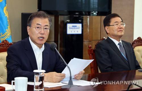 수석ㆍ보좌관 회의 발언하는 문 대통령 (서울=연합뉴스) 배재만 기자 = 문재인 대통령이 14일 오후 청와대 여민관에서 열린 수석ㆍ보좌관회의에서 발언하고 있다. 2018.5.14      scoop@yna.co.kr