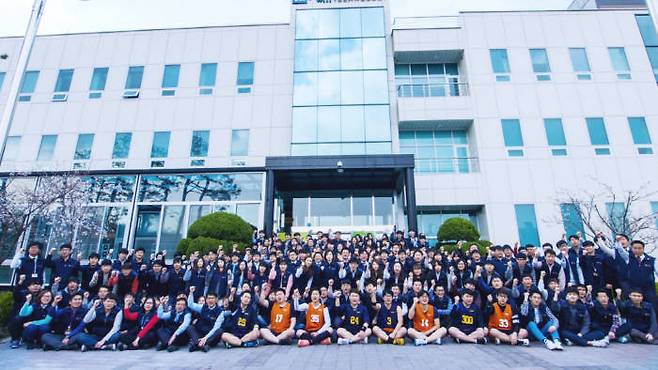 윌테크놀러지 임직원들이 파이팅을 외치고 있다.