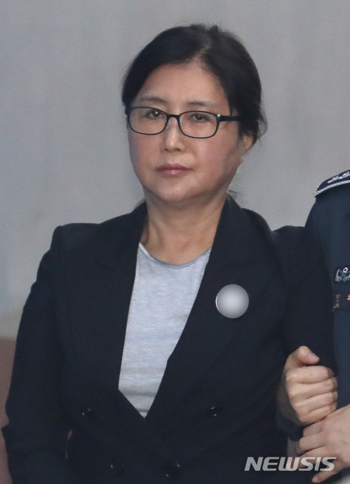 【서울=뉴시스】권현구 기자 = '국정농단' 최순실이 지난 4일 오전 서울 서초구 서울고등법원에서 열린 '국정농단 사건' 항소심 5차공판에 출석하고 있다. 2018. 05.04. stoweon@newsis.com
