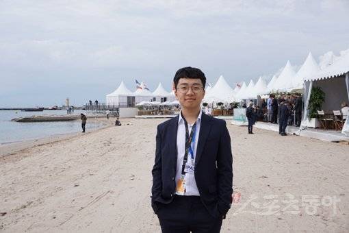 제71회 칸 국제영화제 비평가주간에 초청된 ‘모범시민‘의 연출을 맡은 김철휘(24) 감독. 불법 경마장에서 벌어지는 일을 다룬 11분52초 분량의 단편영화를 칸에서 소개해 주목받고 있다. 칸(프랑스)｜이해리 기자 gofl1024@donga.com