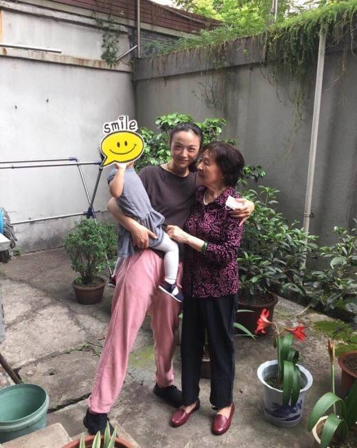 탕웨이가 딸을 안고 스승을 찾았다. 사진| SNS