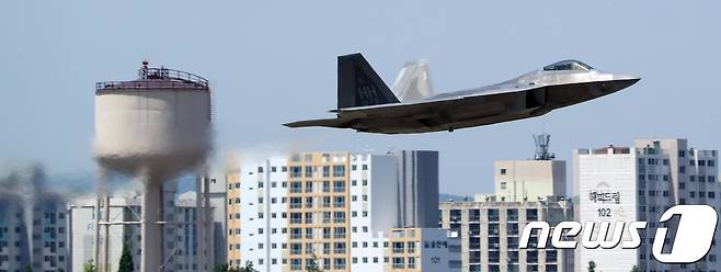 한미공군 연합훈련 '맥스선더' 가 진행된 11일 오전 F-22랩터 전투기가 공군 제1전투비행단활주로에서 이륙하고 있다.2018.5.11/뉴스1 © News1 남성진 기자