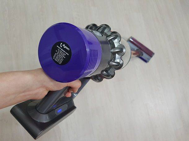 '다이슨 싸이클론 V10(Dyson Cyclone V10)'은 직렬 형태로 배치된 모터와 싸이클론, 먼지통이다. 먼지통이 손잡이 아래쪽에 탑재돼 손목의 부담이 덜한 느낌이다.(사진=지디넷코리아)