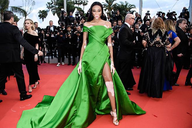 위니 할로우가 14일(현지시간) 프랑스 파리에서 열리고 있는 제71회 칸영화제 'BlacKkKlansman' 시사회 레드카펫에서 포즈를 취하고 있다. [EPA=연합뉴스]