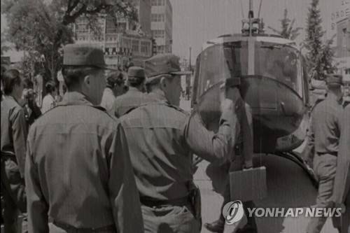 헬기 타고 전남도청 찾은 5·18 군 지휘부 [연합뉴스 자료 사진] (광주=연합뉴스) 9일 5·18민주화운동기록관은 1980년 5월 기록한 광주항쟁 영상을 공개했다. 기록관이 익명의 수집가로부터 입수한 영상은 1980년 5월 20일부터 6월 1일까지 국군통합병원과 적십자병원 환자 치료 상황, 전남도청 기자회견 등 광주 일대와 근교를 촬영했다. 세상에 처음으로 공개되는 이 영상은 이달 10일부터 30일까지 기록관 3층에서 상영한다. 사진은 1980년 당시 헬기를 타고 전남도청을 찾은 군 지휘부. 2018.5.9 [5·18민주화운동기록관 제공 영상 캡처=연합뉴스]      hs@yna.co.kr