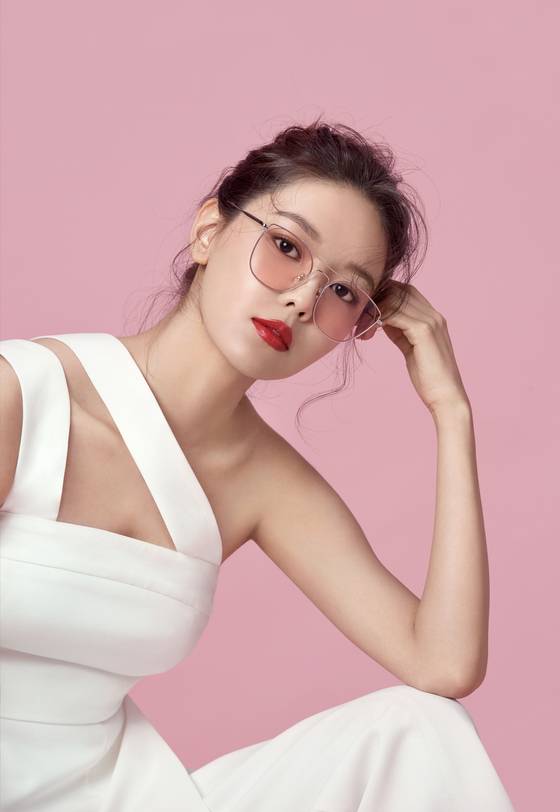 올해는 색이 옅어서 눈이 들여다 보이는 틴트 렌즈와 가는 금속테를 사용한 선글라스가 인기를 주도할 전망이다. 사진은 '뷰'의 선글라스를 쓴 소녀시대 수영의 모습.