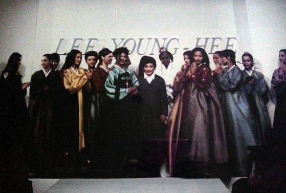 1993년 생애 첫 파리 쇼 피날레 장면. 유명 일간지 르몽드 3면에 기사가 실렸다. 쇼 다음 날 10여 개 매체가 취재왔다. 바로 이날이 한복을 세계에 제대로 알린 첫 번째 순간이다.