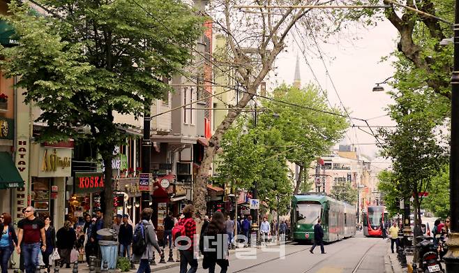 동서양의 문화가 고루 섞여 있는 터키 이스탄불 구시가지 거리